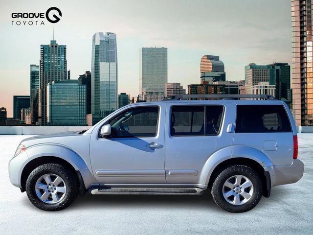 Used 2011 Nissan Pathfinder SV image 2