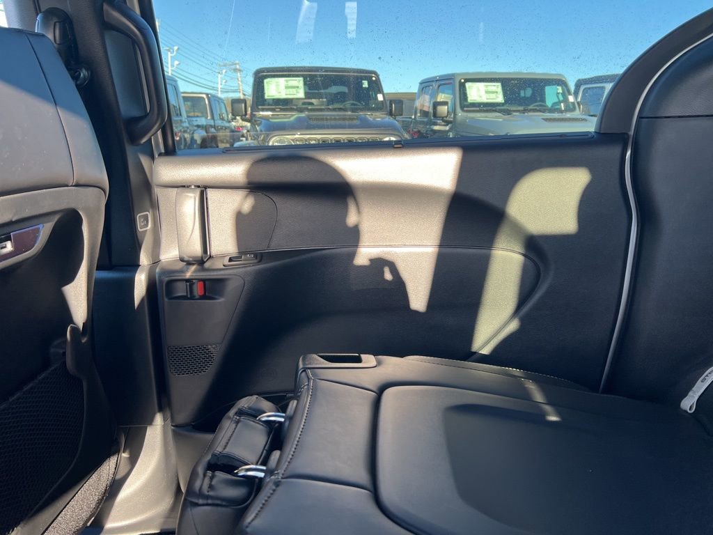 New 2026 Chrysler Pacifica Select FWD image 16
