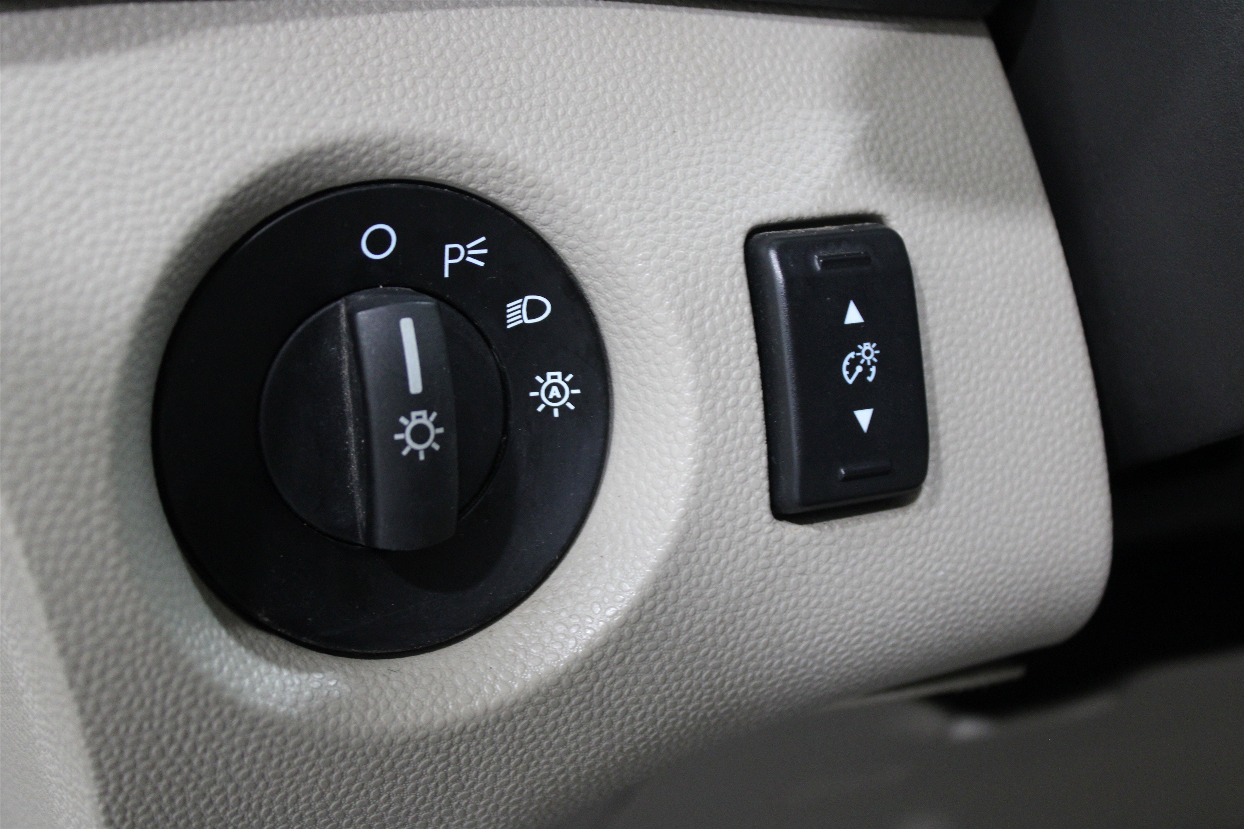 Used 2014 Ford Fiesta SE w/ Comfort Package image 9