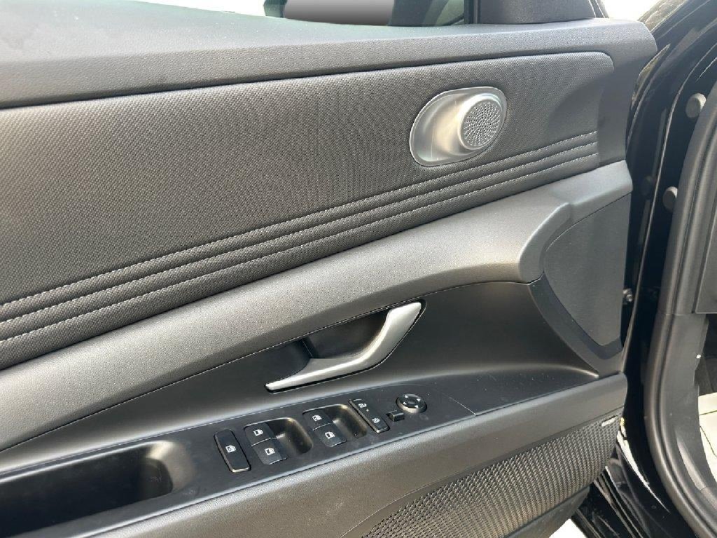 New 2026 Hyundai Elantra Limited FWD image 10