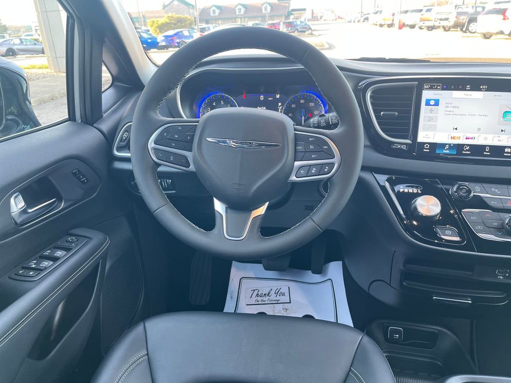 Used 2026 Chrysler Pacifica Select image 15