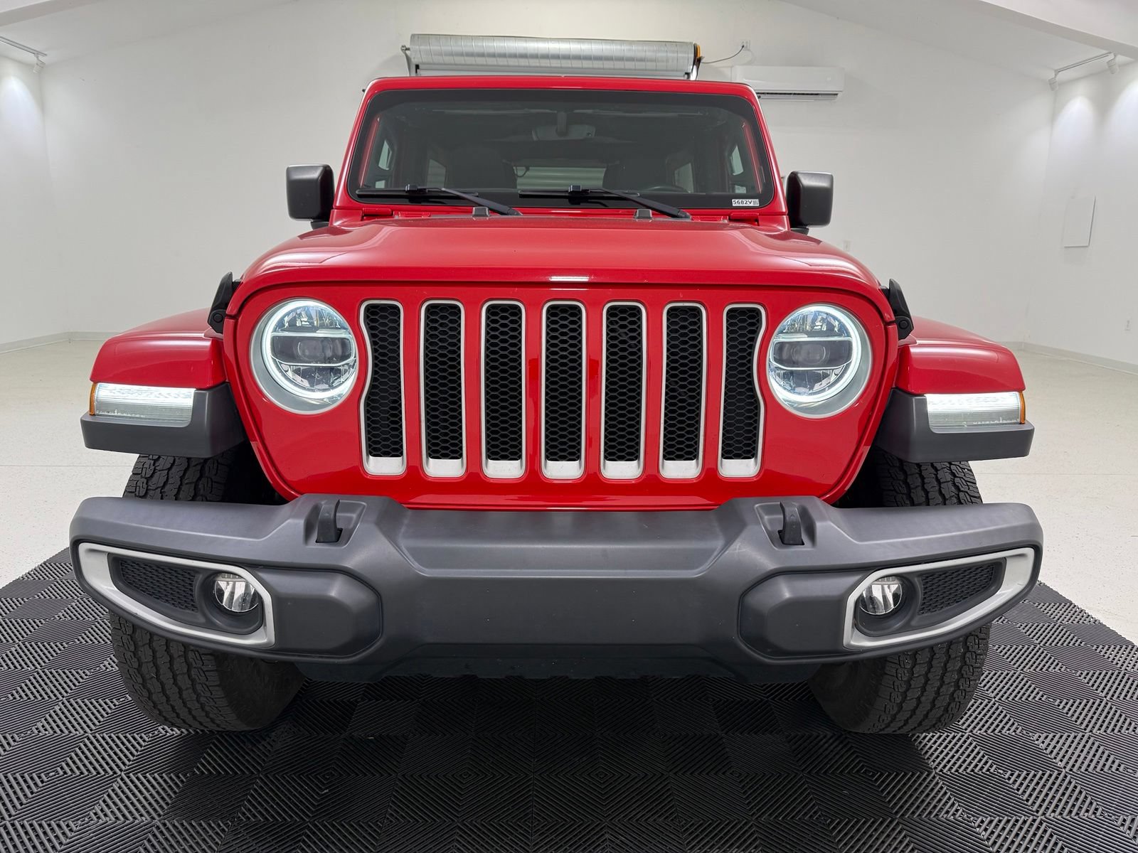 Used 2018 Jeep Wrangler Unlimited Sahara AWD/4WD image 2