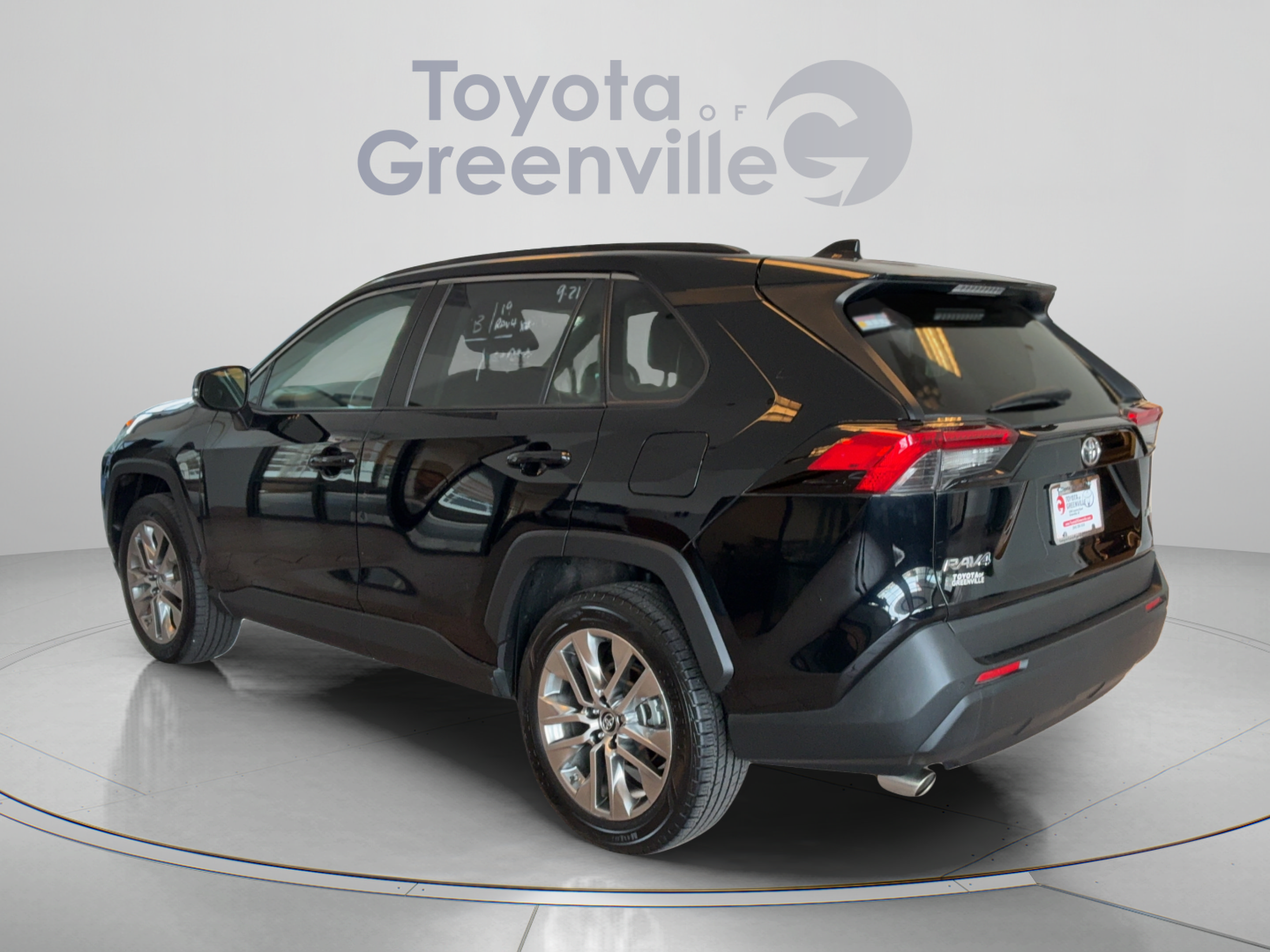 Used 2019 Toyota RAV4 XLE Premium w/ Advanced Technology Package FWD image 4