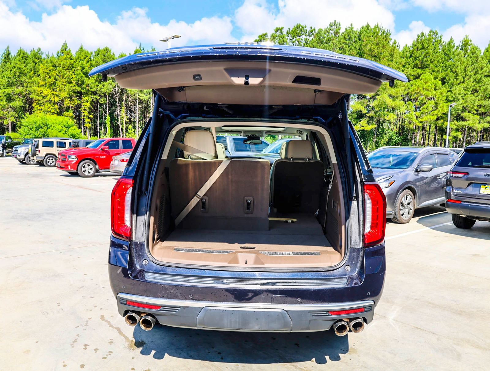 Used 2023 GMC Yukon Denali w/ Max Trailering Package AWD/4WD image 8