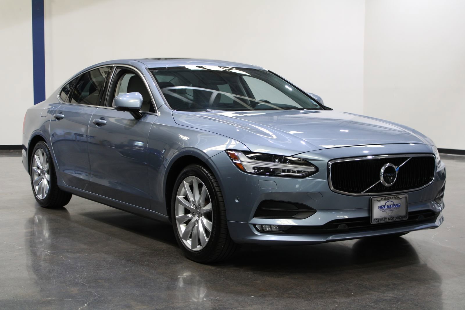 Used 2017 Volvo S90 T6 Momentum w/ Vision Package image 5