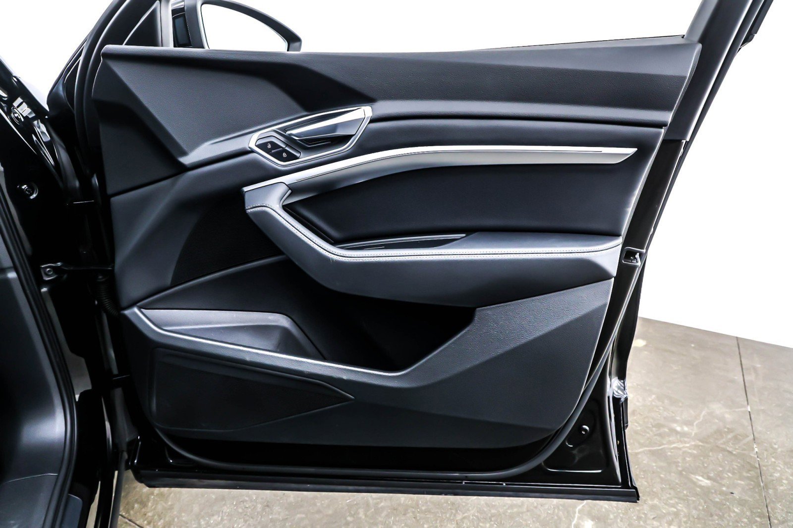 Used 2022 Audi e-tron Premium w/ Convenience Plus Package image 24