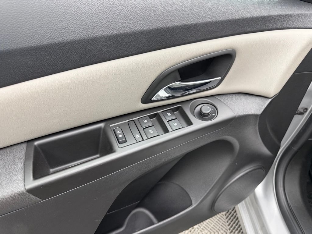 Used 2016 Chevrolet Cruze LT FWD image 17