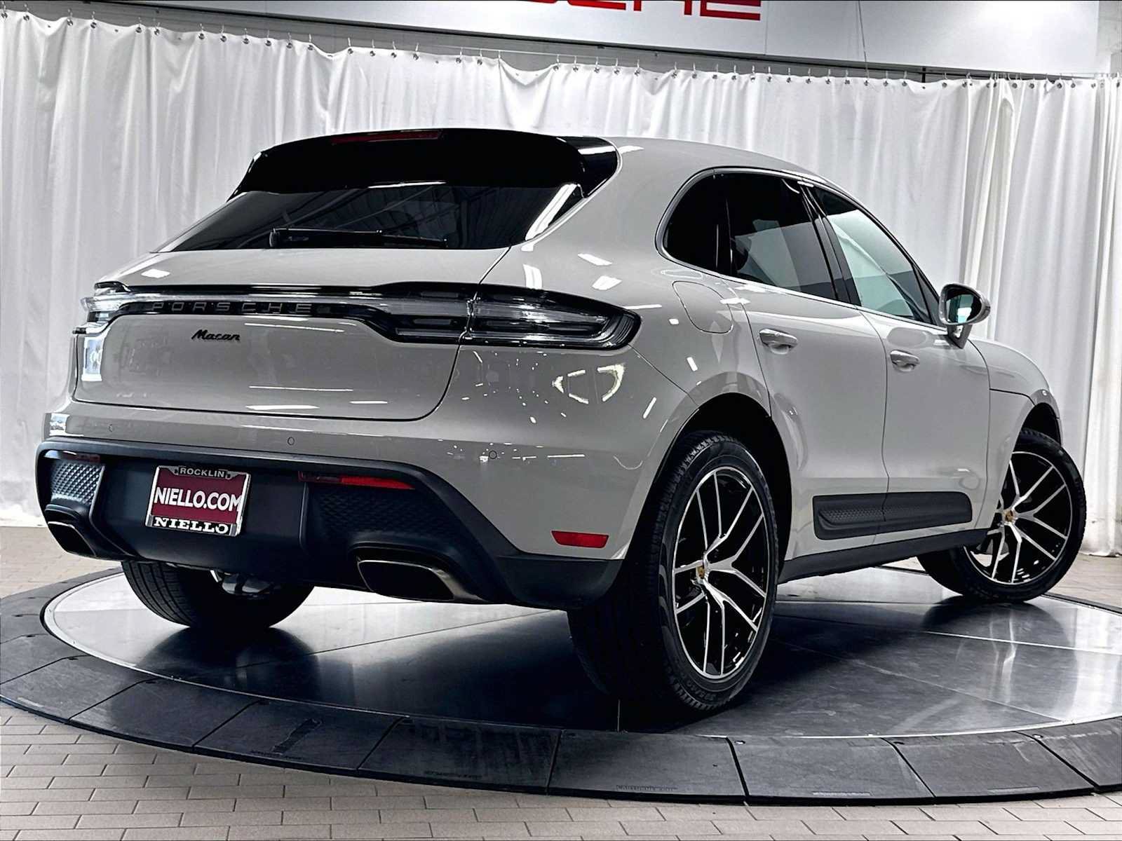 Used 2025 Porsche Macan AWD/4WD image 9
