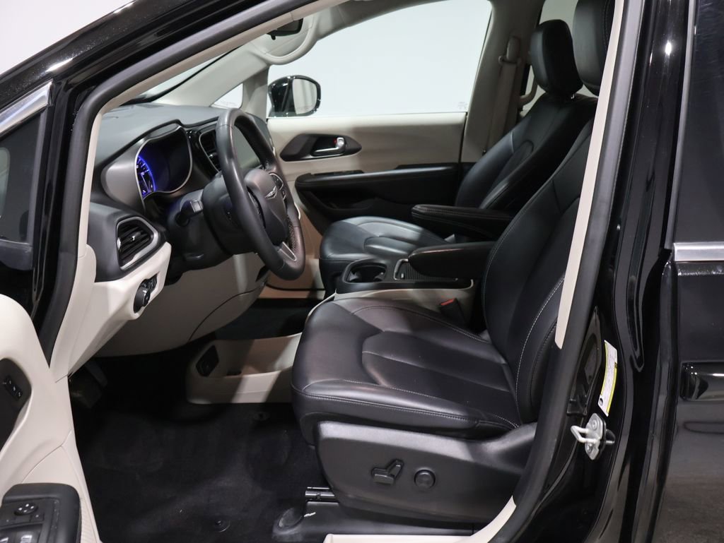 Certified 2024 Chrysler Pacifica Touring-L image 13