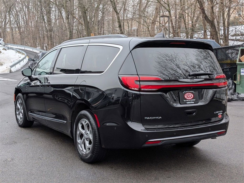Used 2022 Chrysler Pacifica Limited w/ Uconnect Theater Family Group image 9