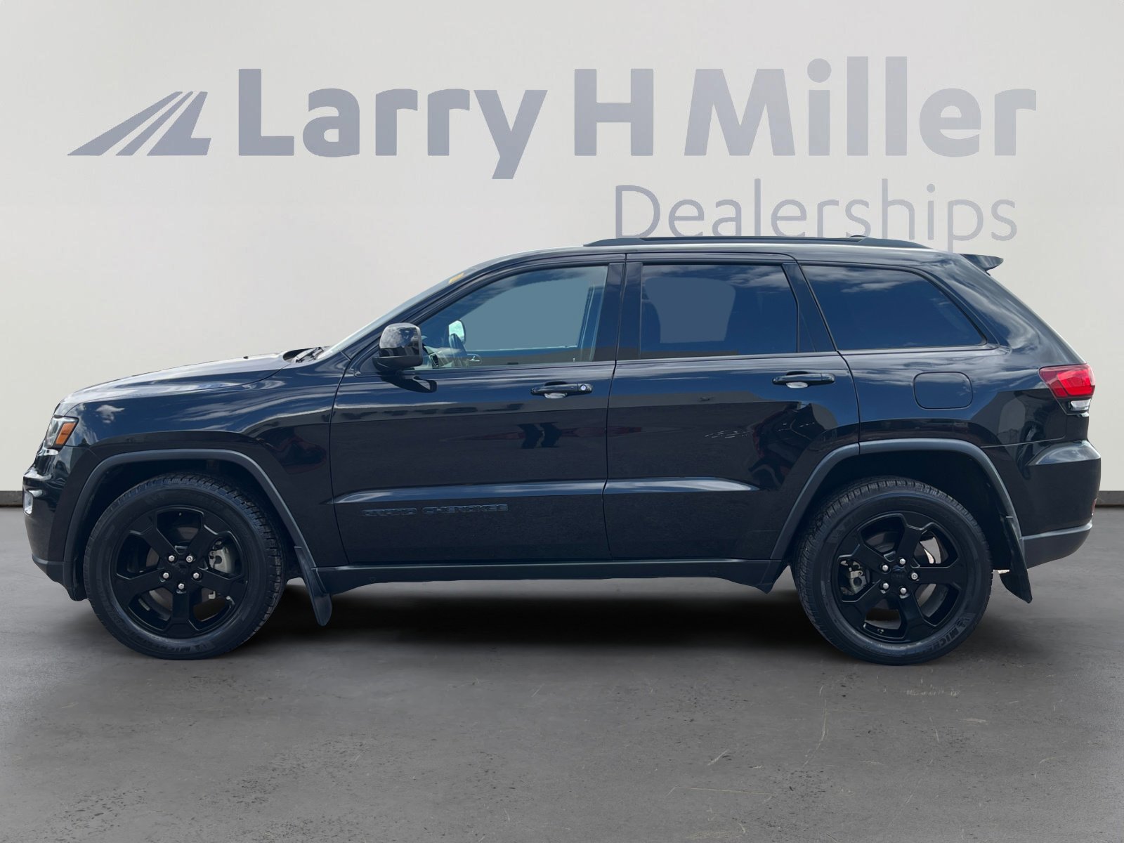 Used 2018 Jeep Grand Cherokee Laredo image 2
