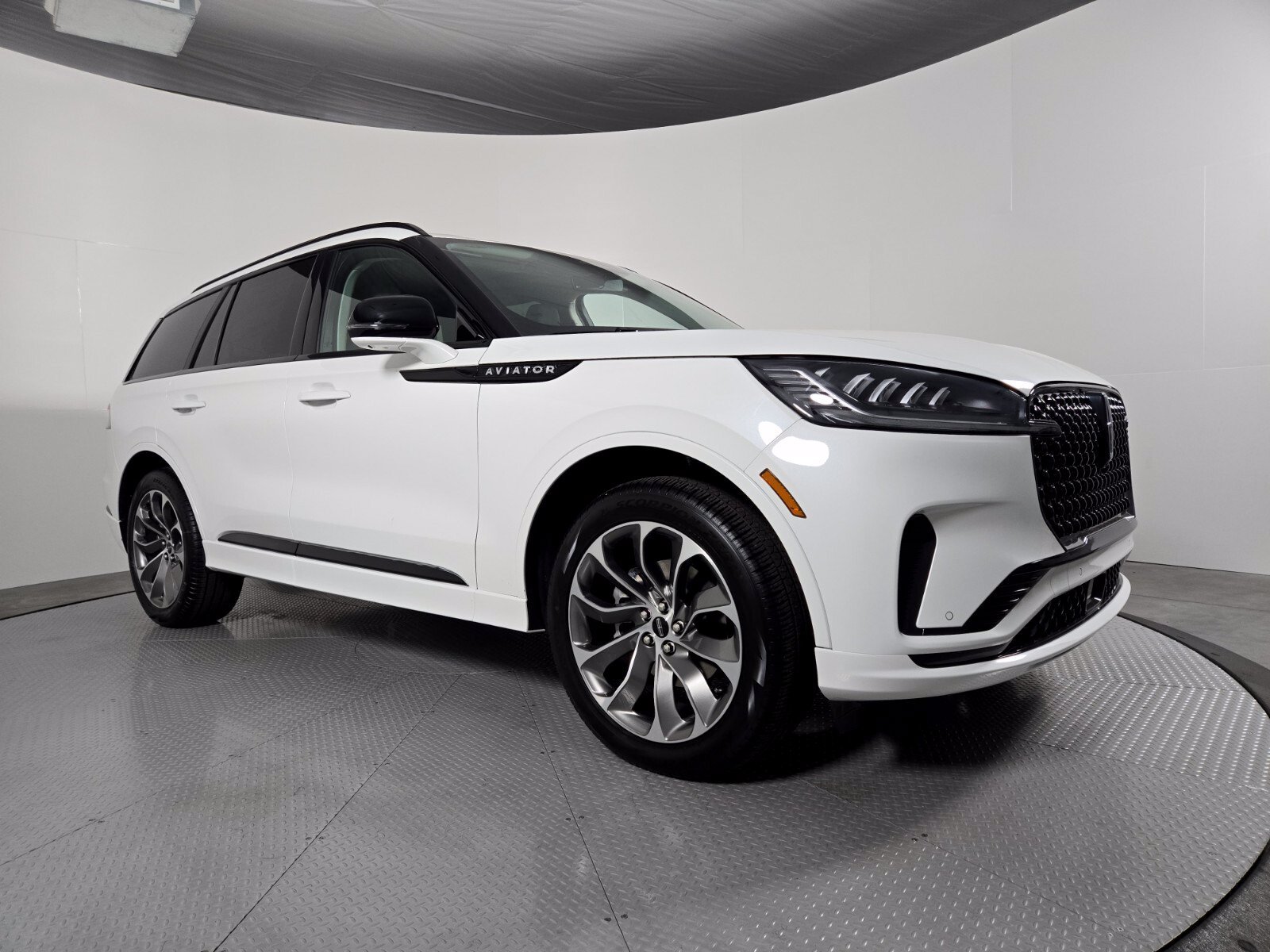 New 2026 Lincoln Aviator AWD image 2