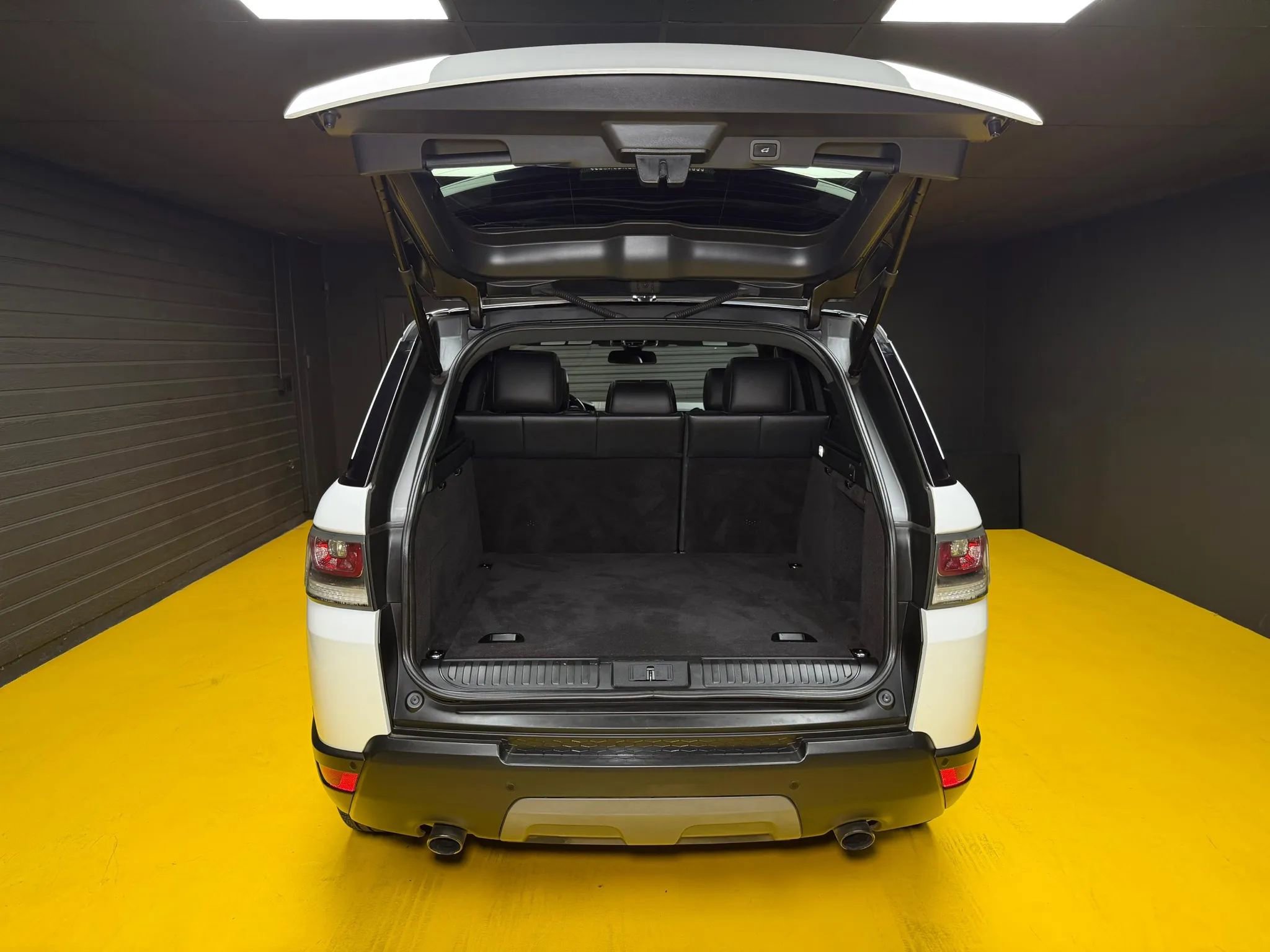 Used 2014 Land Rover Range Rover Sport SE image 36