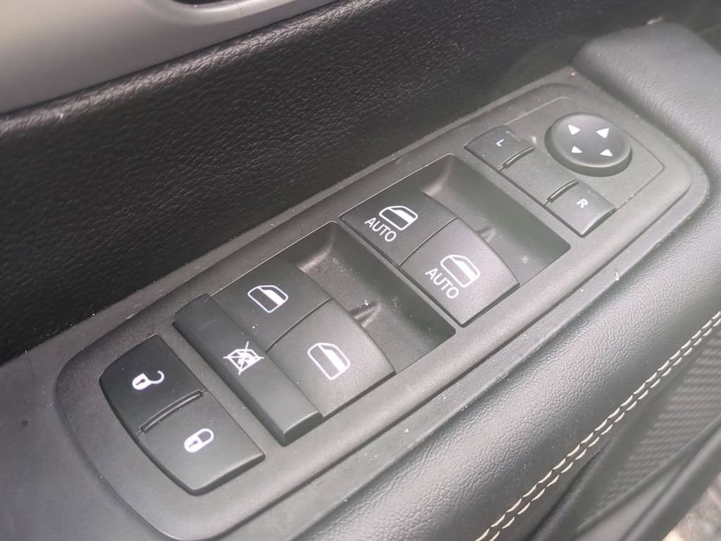 Used 2023 Chrysler Pacifica Touring-L w/ S Appearance Package image 11