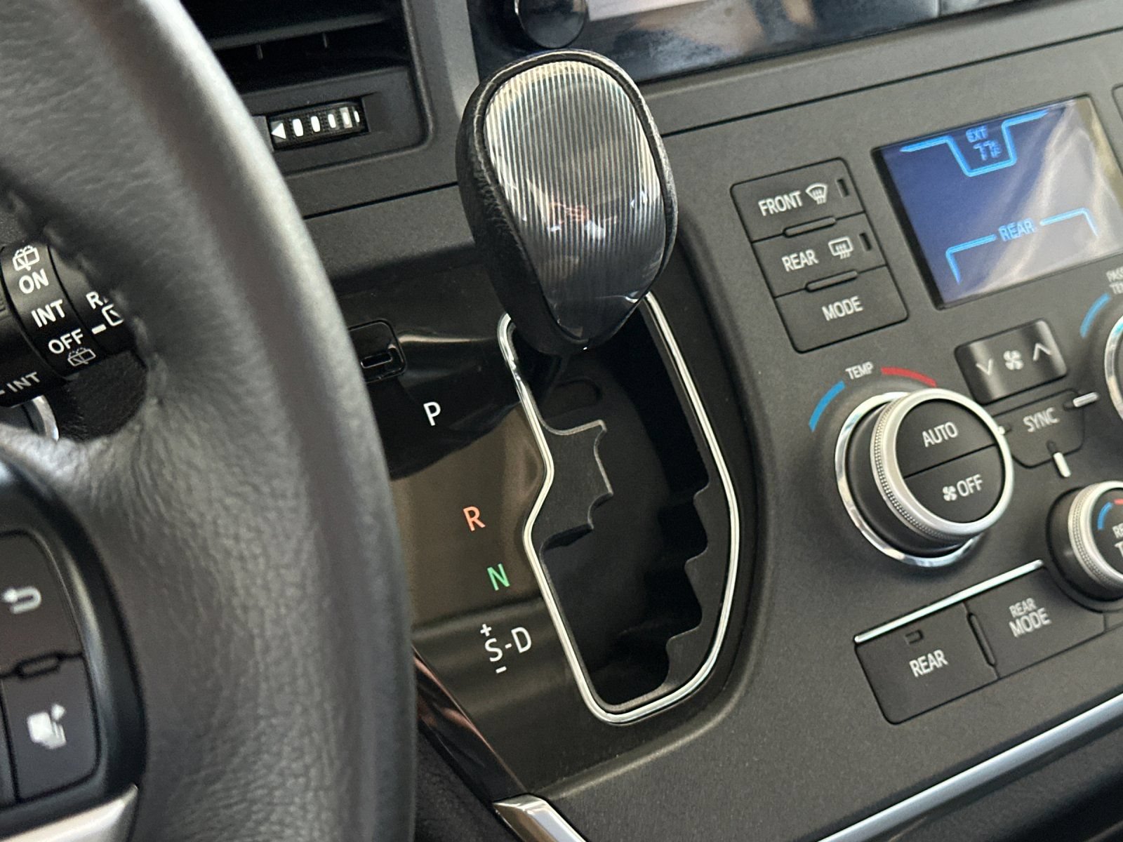 Used 2017 Toyota Sienna SE Premium FWD image 23