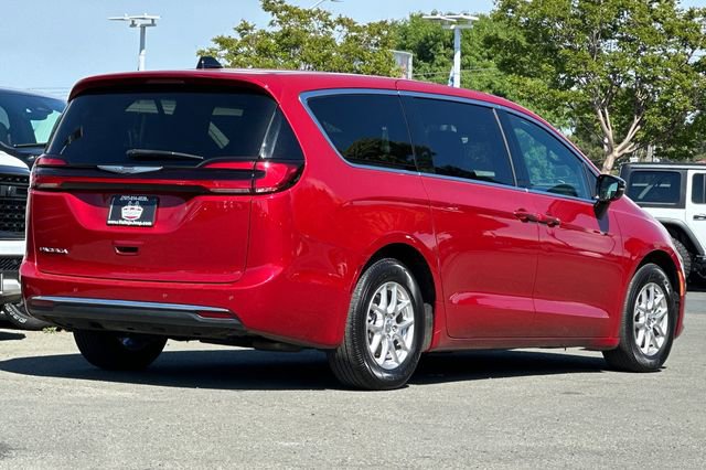 Used 2025 Chrysler Pacifica Select image 4