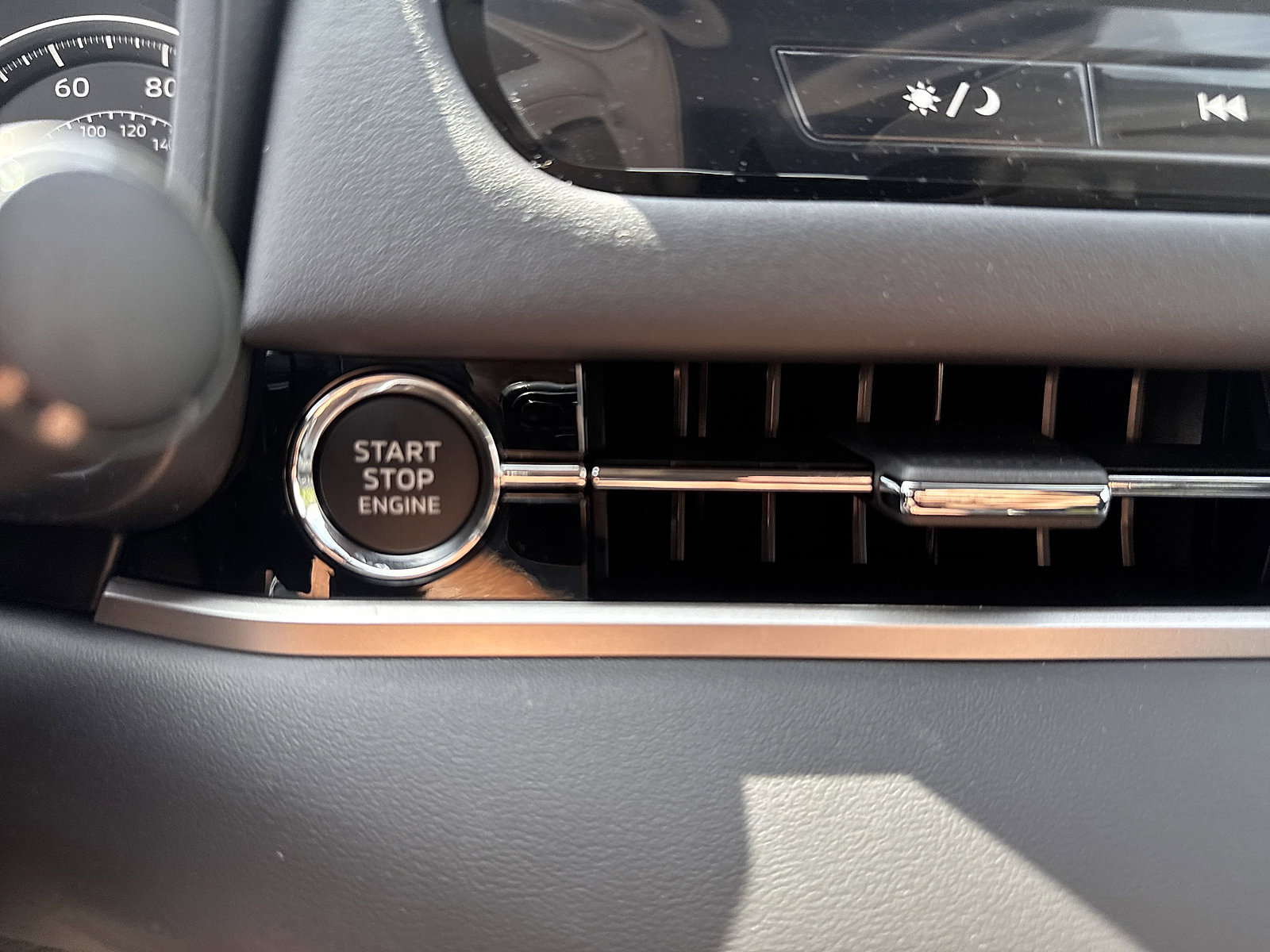 New 2025 Mitsubishi Outlander SE image 25