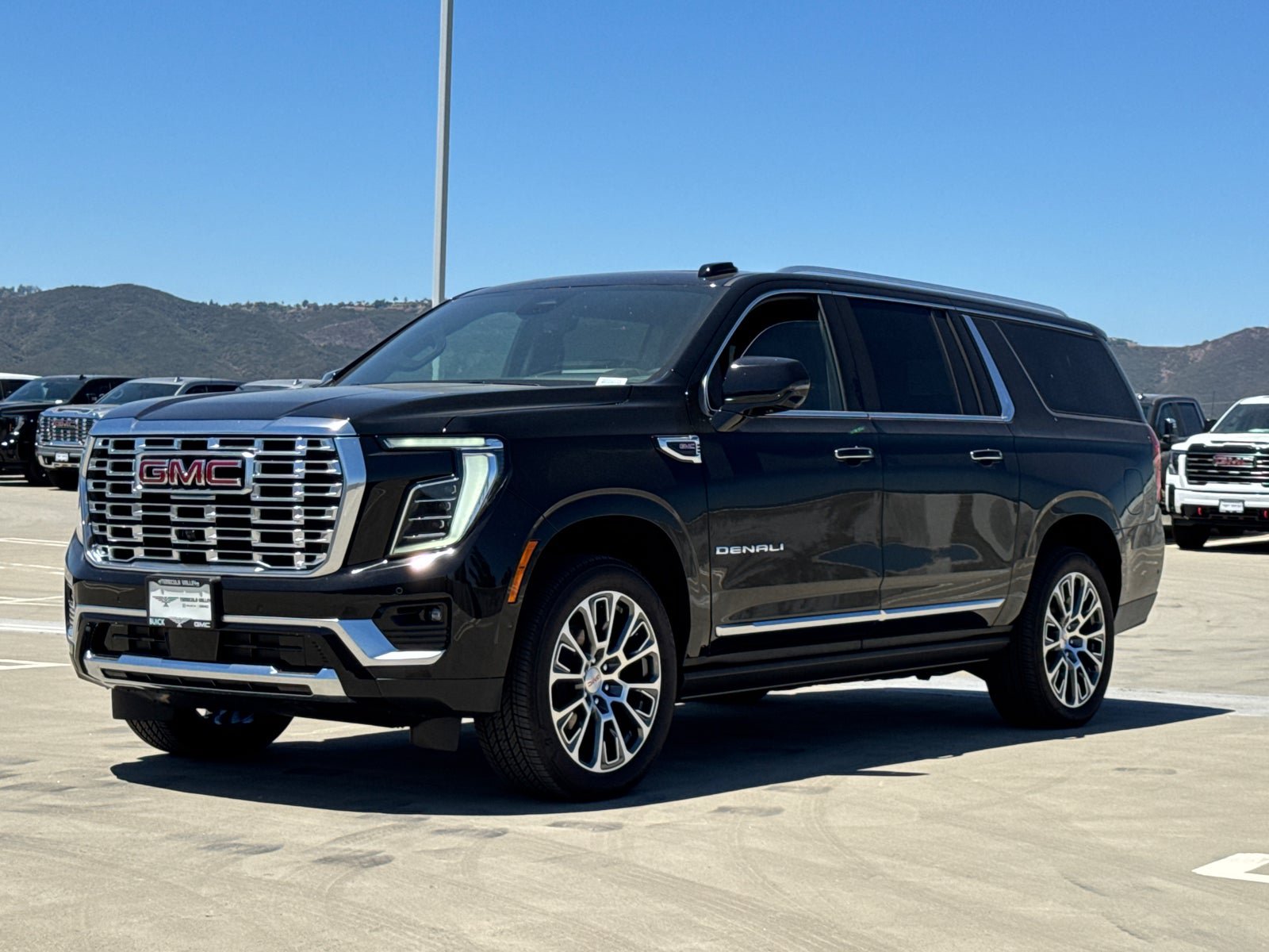 Used 2026 GMC Yukon XL Denali w/ Denali Reserve Package AWD/4WD image 4