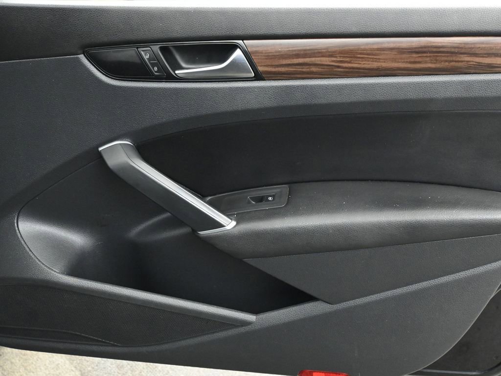 Used 2020 Volkswagen Passat 2.0T SEL image 19