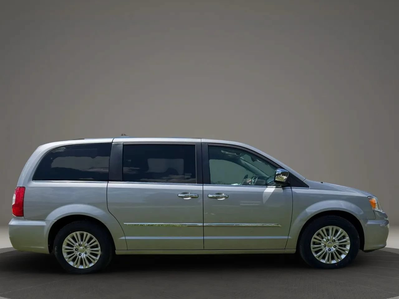 Used 2015 Chrysler Town & Country Limited FWD image 6