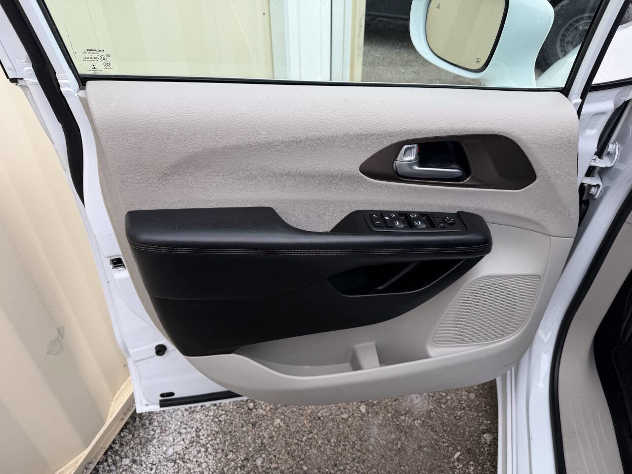 Used 2018 Chrysler Pacifica Touring-L w/ Tire & Wheel Group image 9