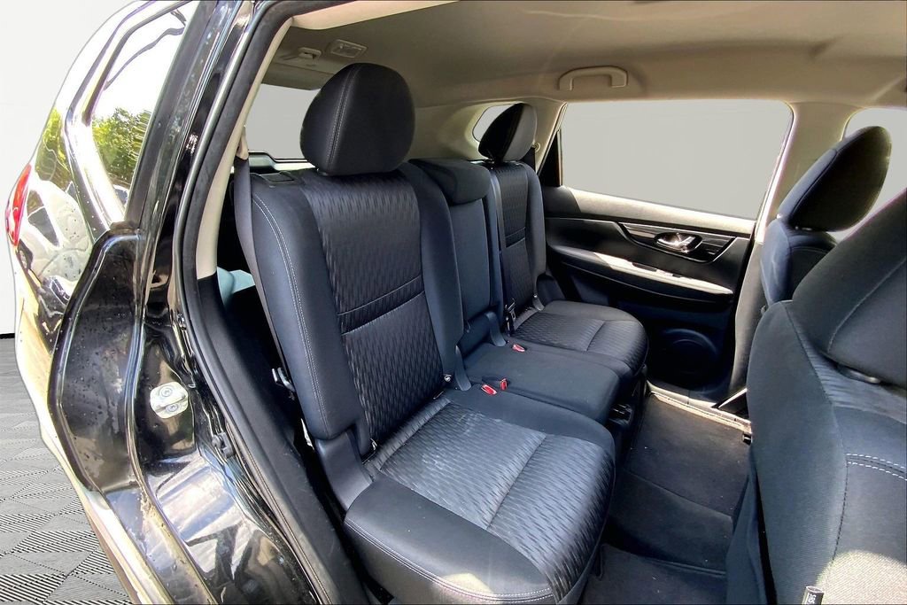 Used 2019 Nissan Rogue SV FWD image 17