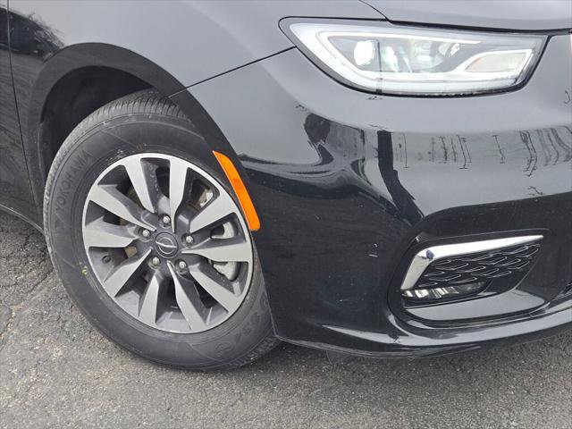 Certified 2024 Chrysler Pacifica Select image 3