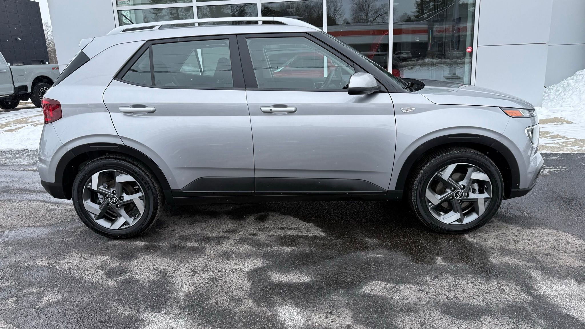 Used 2025 Hyundai Venue SEL image 1