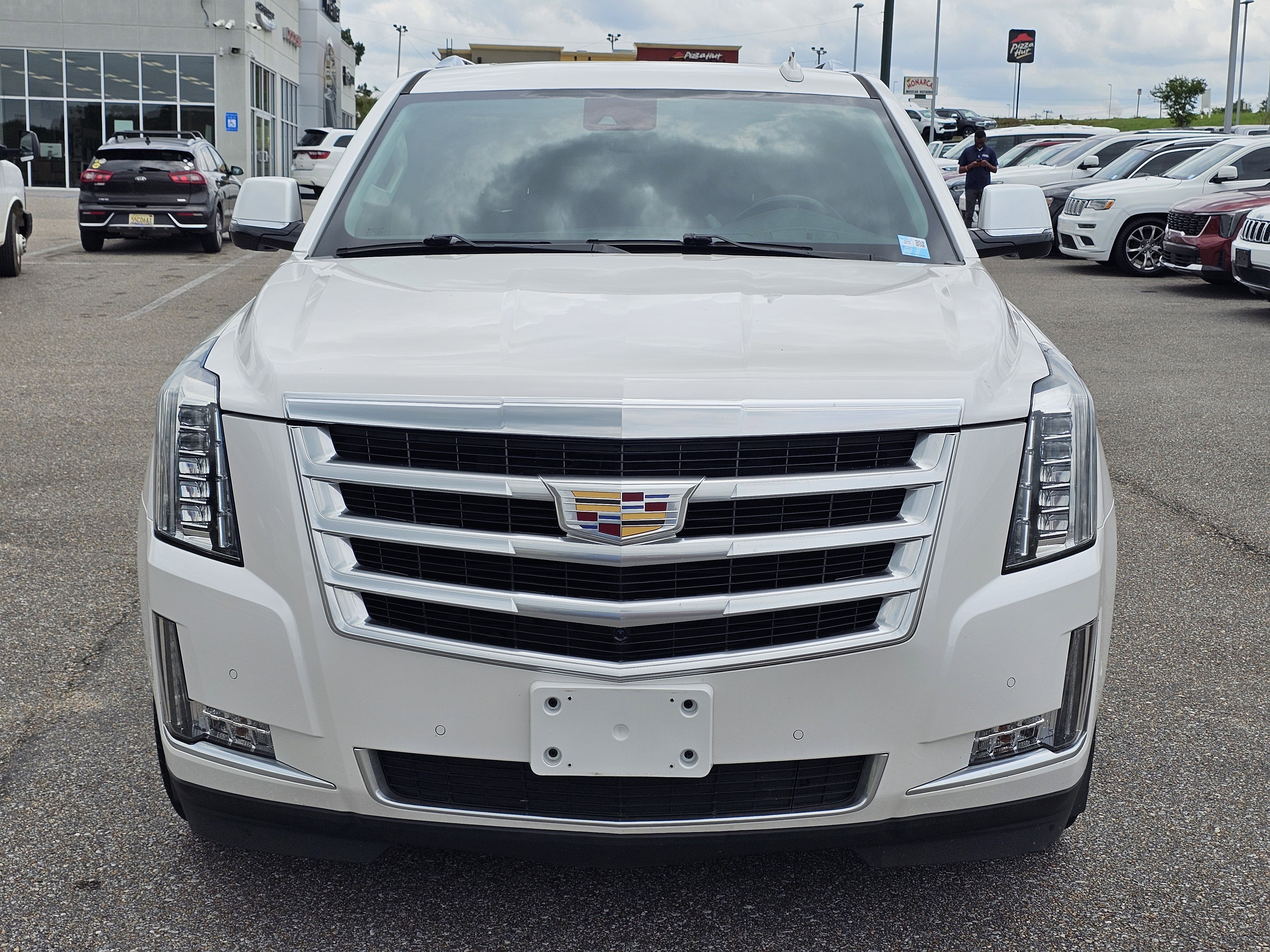 Used 2020 Cadillac Escalade Luxury AWD/4WD image 2