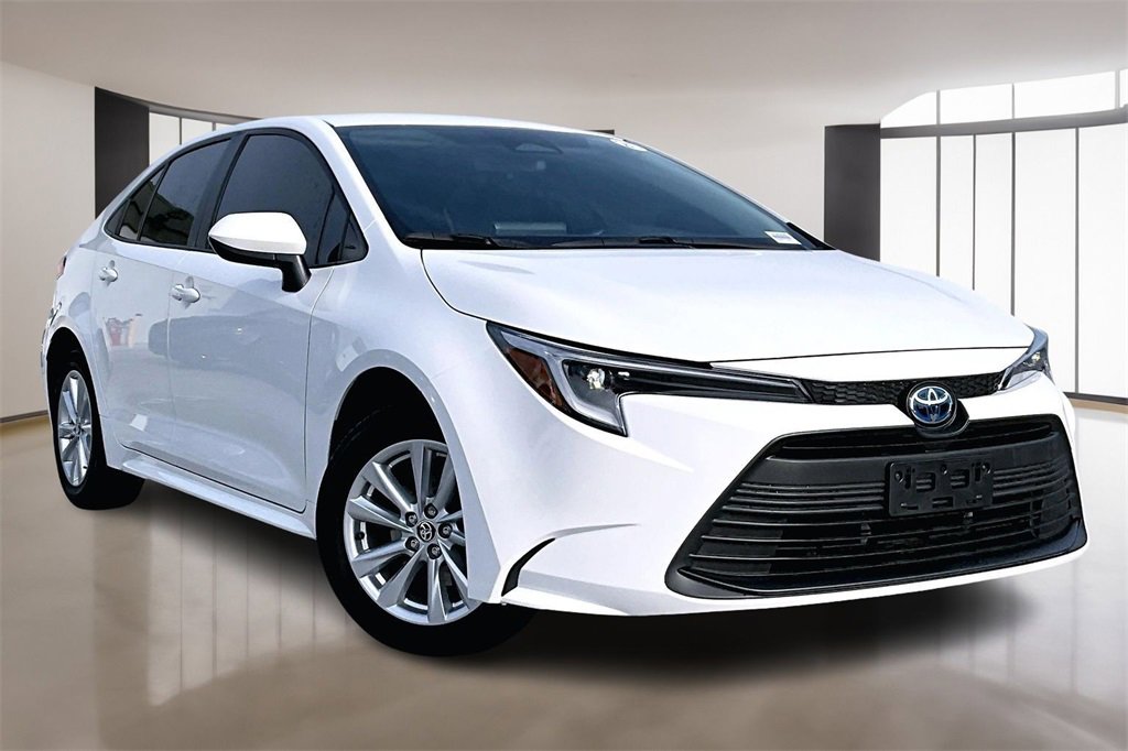 Used 2025 Toyota Corolla LE w/ LE Premium Package image 3