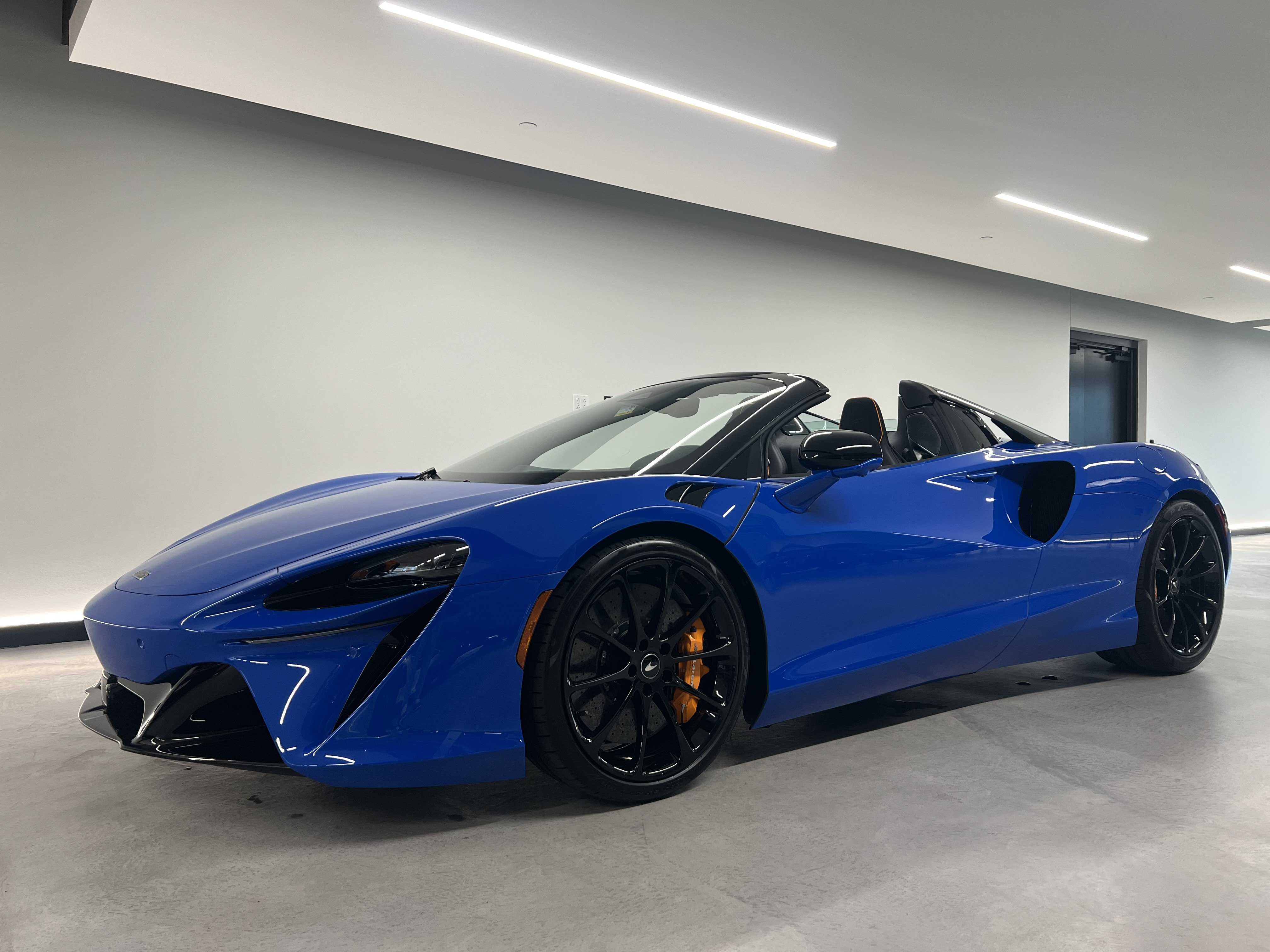 Used 2027 McLaren Artura Spider RWD image 3