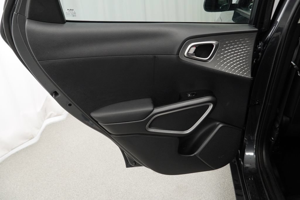 Used 2025 Kia Soul LX w/ LX Technology Package FWD image 25