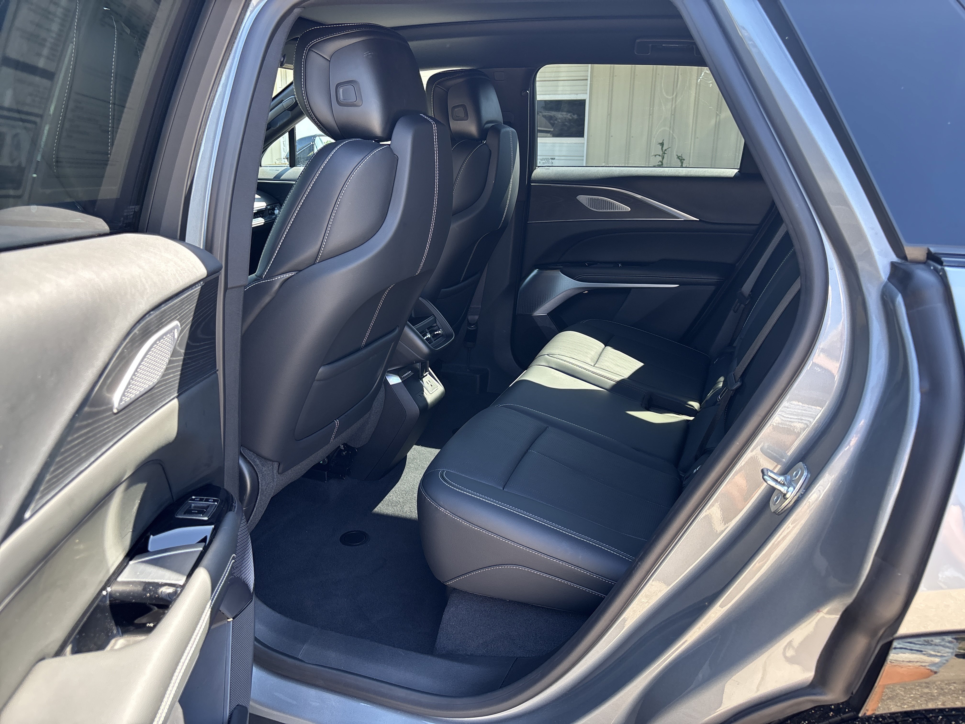 Used 2024 Cadillac Lyriq Luxury AWD/4WD image 17
