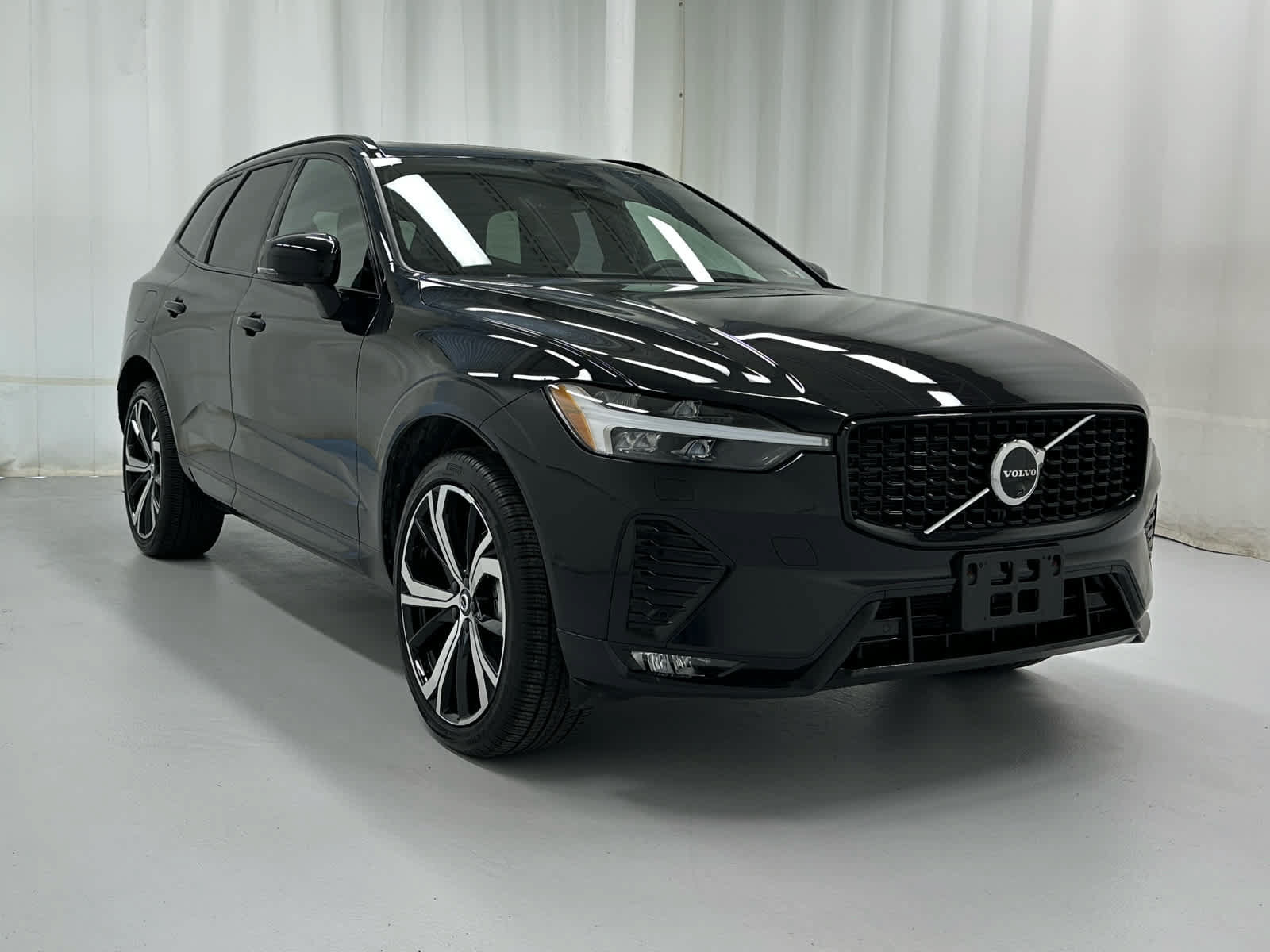 Used 2025 Volvo XC60 B5 Ultra w/ Climate Package AWD/4WD image 2