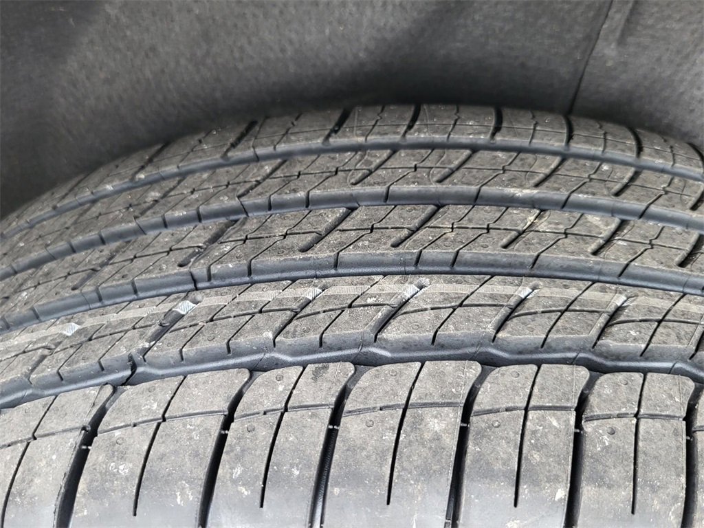 Used 2023 GMC Acadia SLE w/ Driver Convenience Package image 32