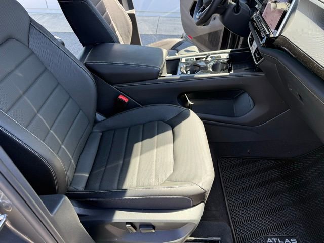 Used 2025 Volkswagen Atlas Cross Sport SEL R-Line AWD/4WD image 30