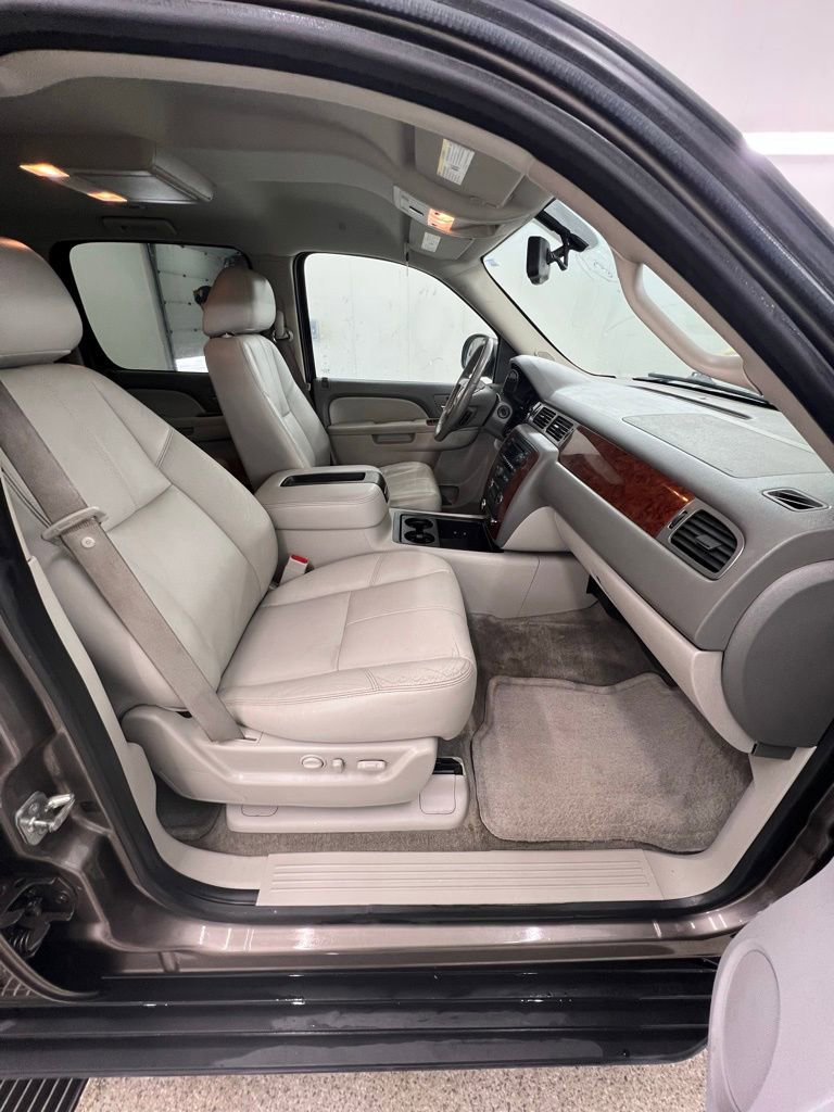 Used 2012 Chevrolet Suburban LT w/ Luxury Package image 7