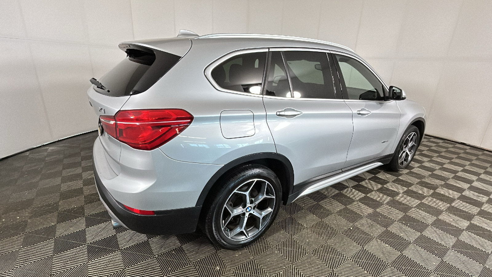 Used 2018 BMW X1 xDrive28i AWD/4WD image 3