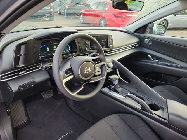 Used 2025 Hyundai Elantra SE image 11