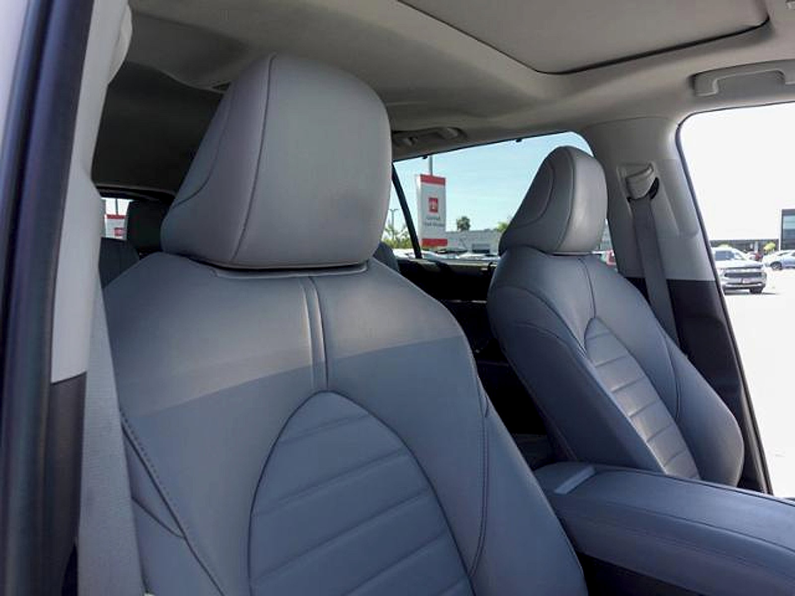 Used 2023 Toyota Highlander XLE FWD image 15