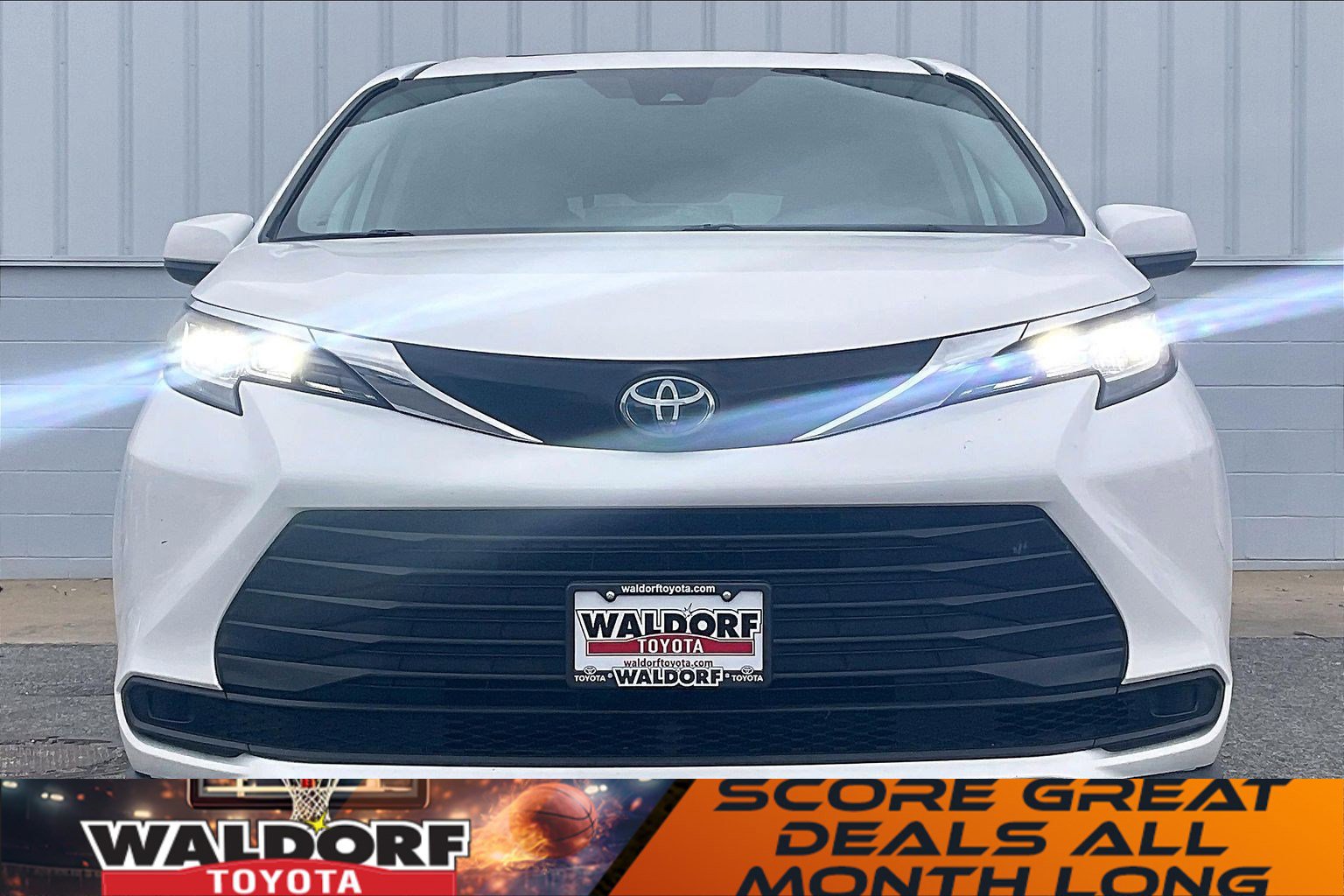 Used 2023 Toyota Sienna LE w/ LE Plus Package image 3