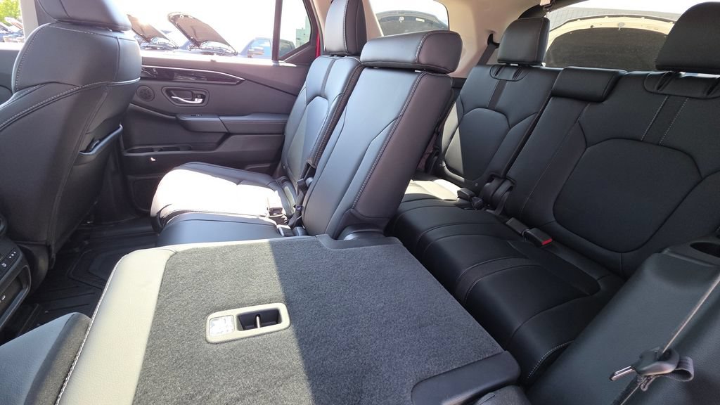 Certified 2025 Honda Pilot Touring image 21