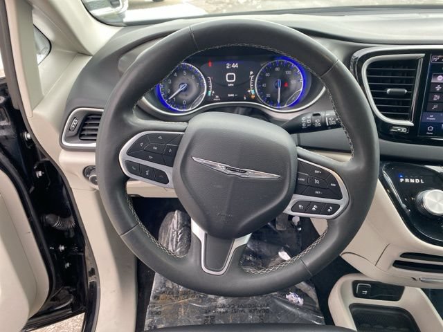 Used 2024 Chrysler Pacifica Touring-L FWD image 13