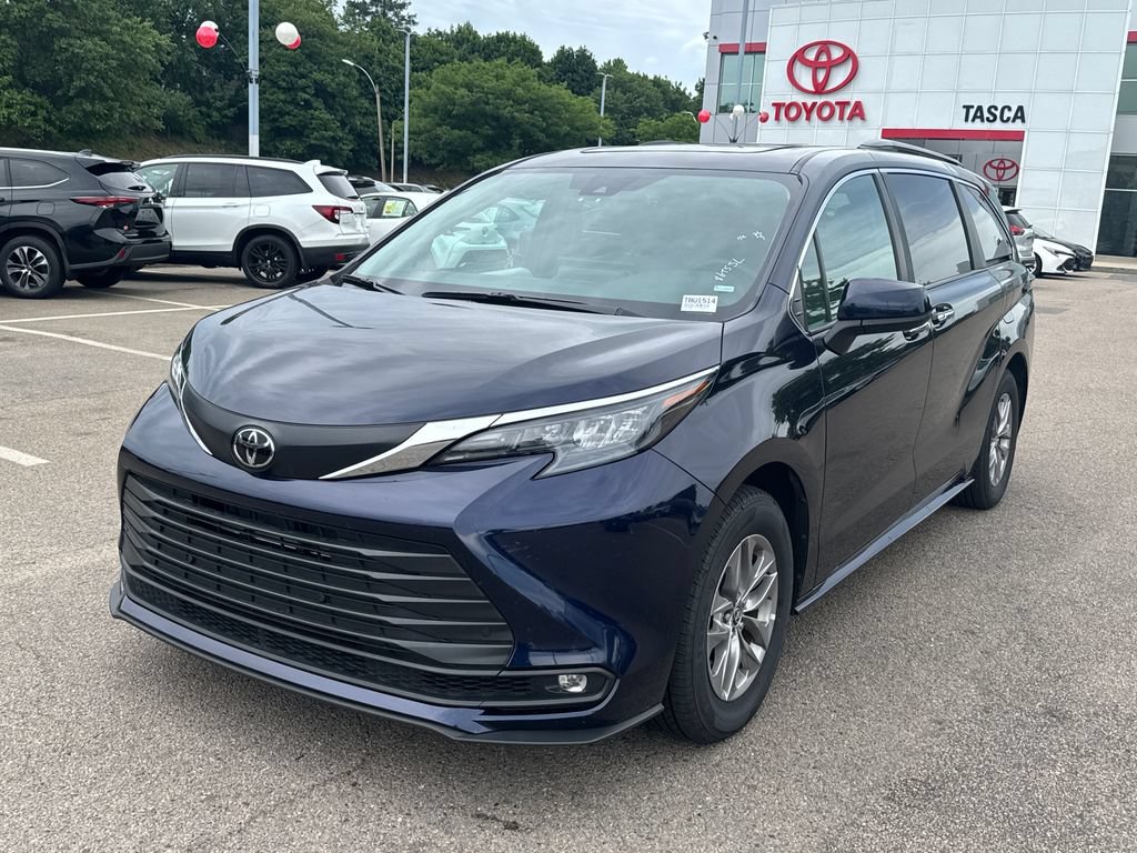 Used 2026 Toyota Sienna XLE FWD image 3