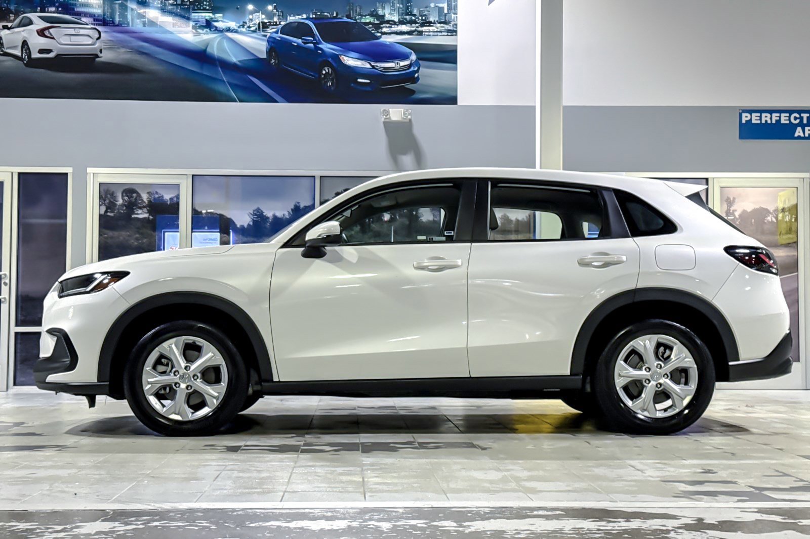 Used 2023 Honda HR-V LX image 2