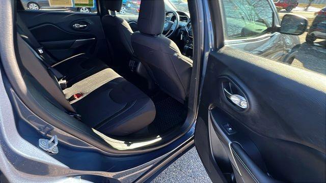 Used 2019 Jeep Cherokee Latitude w/ Cold Weather Group image 18