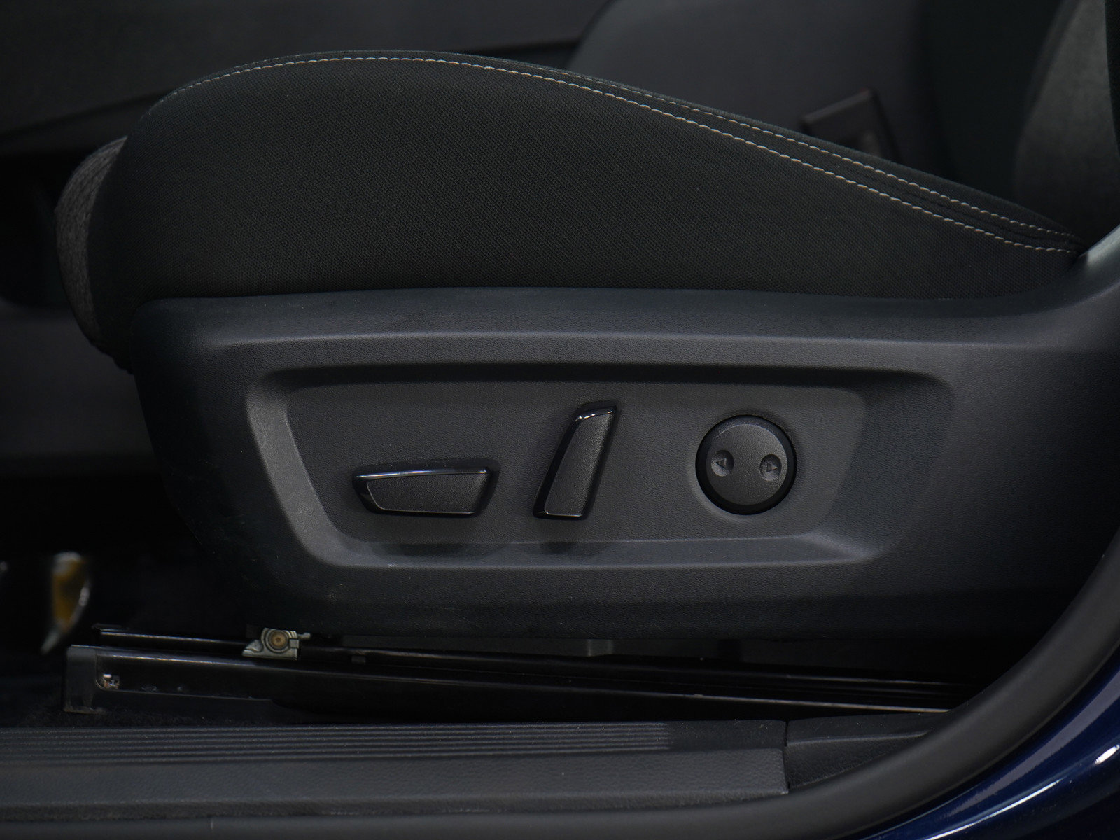 Used 2025 Nissan Rogue SV image 24