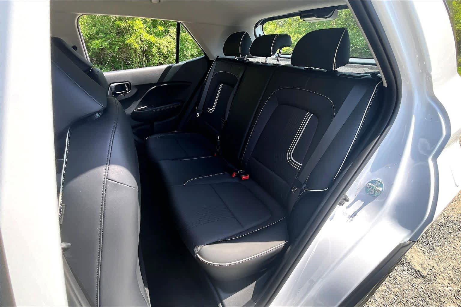 Used 2025 Hyundai Venue Limited FWD image 20