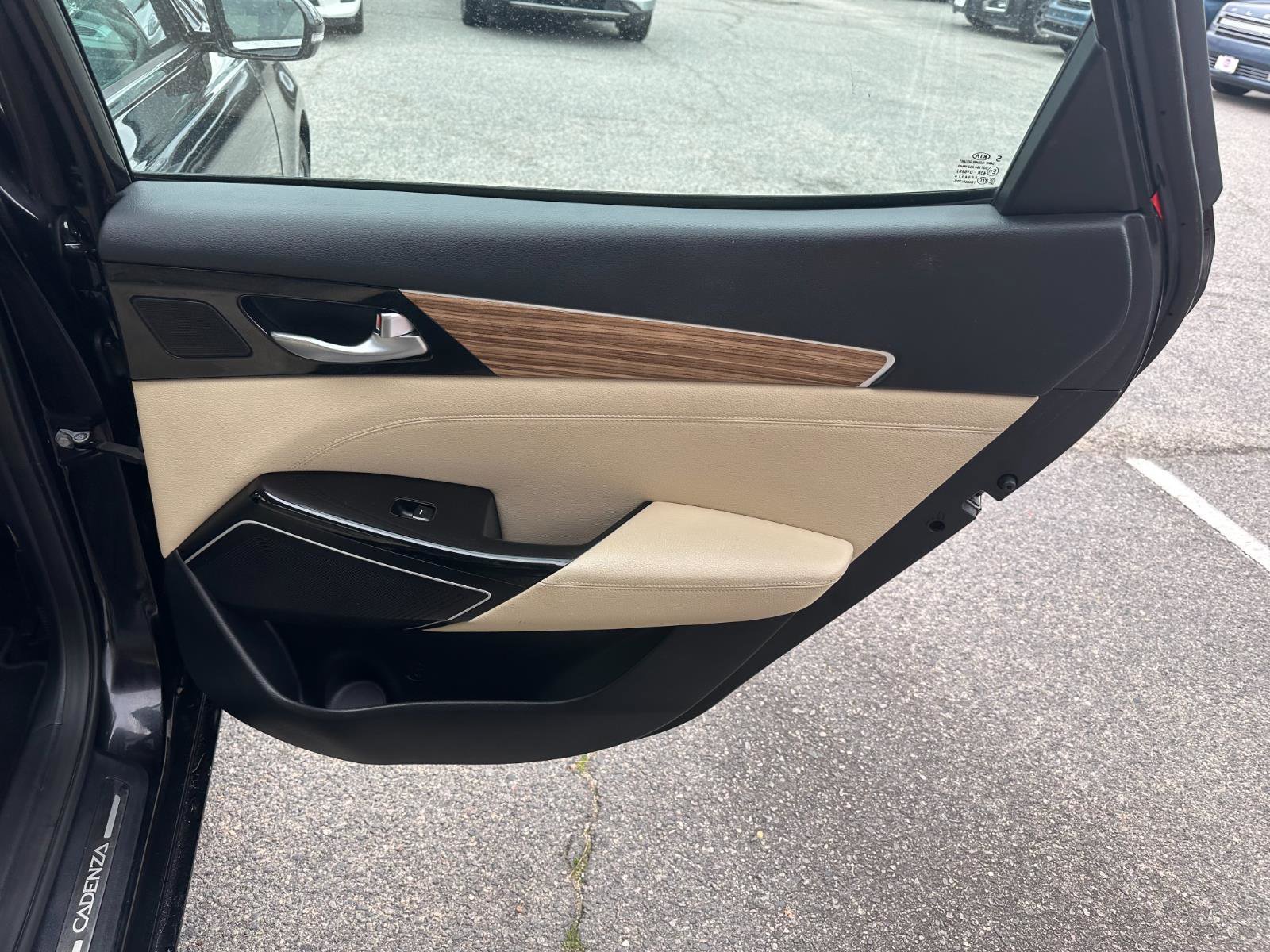 Used 2017 Kia Cadenza Premium w/ Luxury Package image 25