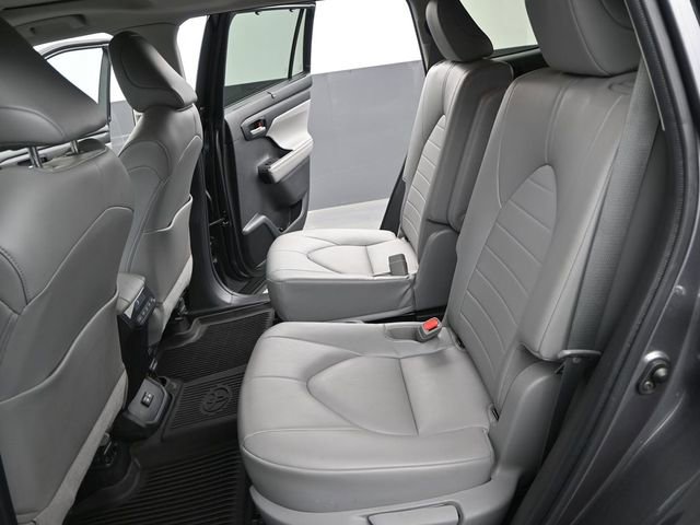 Used 2022 Toyota Highlander XLE image 14